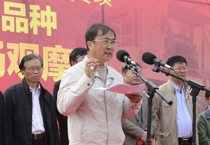 测产专家组组长、国家玉米改良中心主任李建生教授宣布测产结果 测产专家组组长、国家玉米改良中心主任李建生教授宣布测产结果